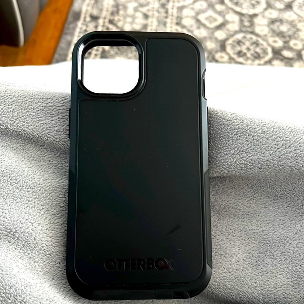 Otter box Defender Pro XT case for iPhone 13! Excellent condition